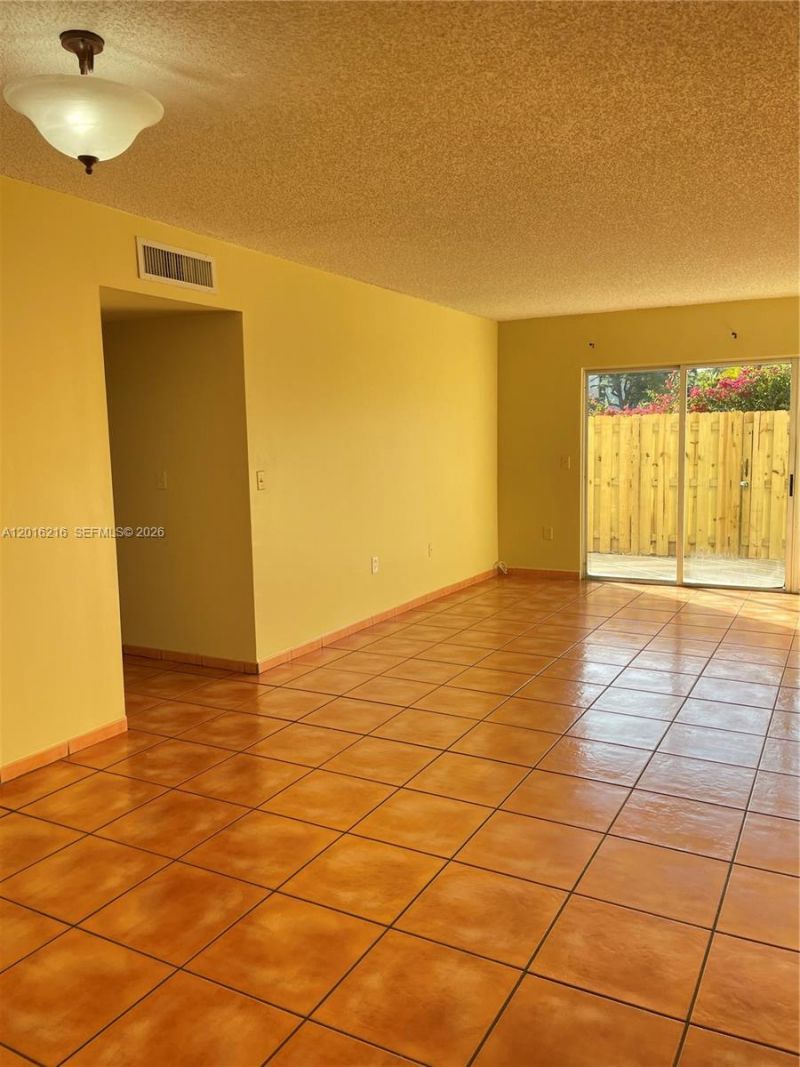 6255 Kendale Lakes Cir , Unit 116, Miami, FL 33183 Photo