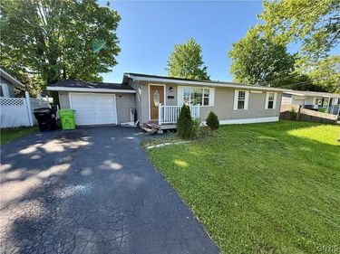 114 Grandy Dr , Liverpool, NY 13088