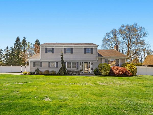 10 Carolee Court, West Islip, NY 11795