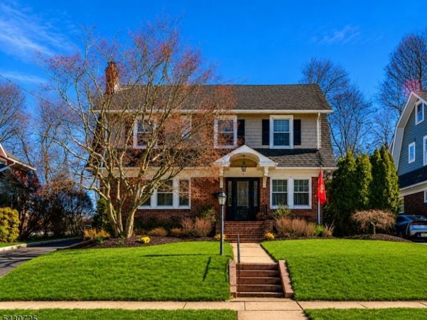 7 Wayland Dr, Verona, NJ 07044