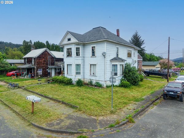 131 ASH ST, Myrtle Point, OR 97458