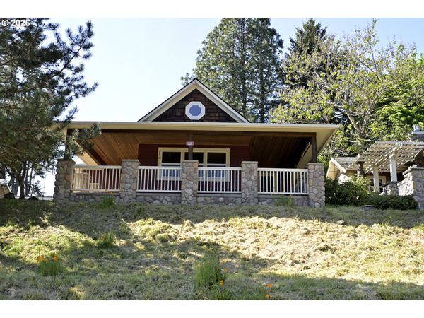 442 1ST ST, Elkton, OR 97436