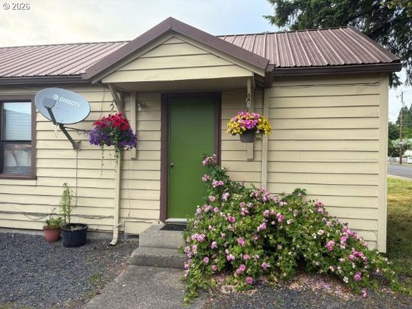 1044 23RD AVE, Sweet Home, OR 97386
