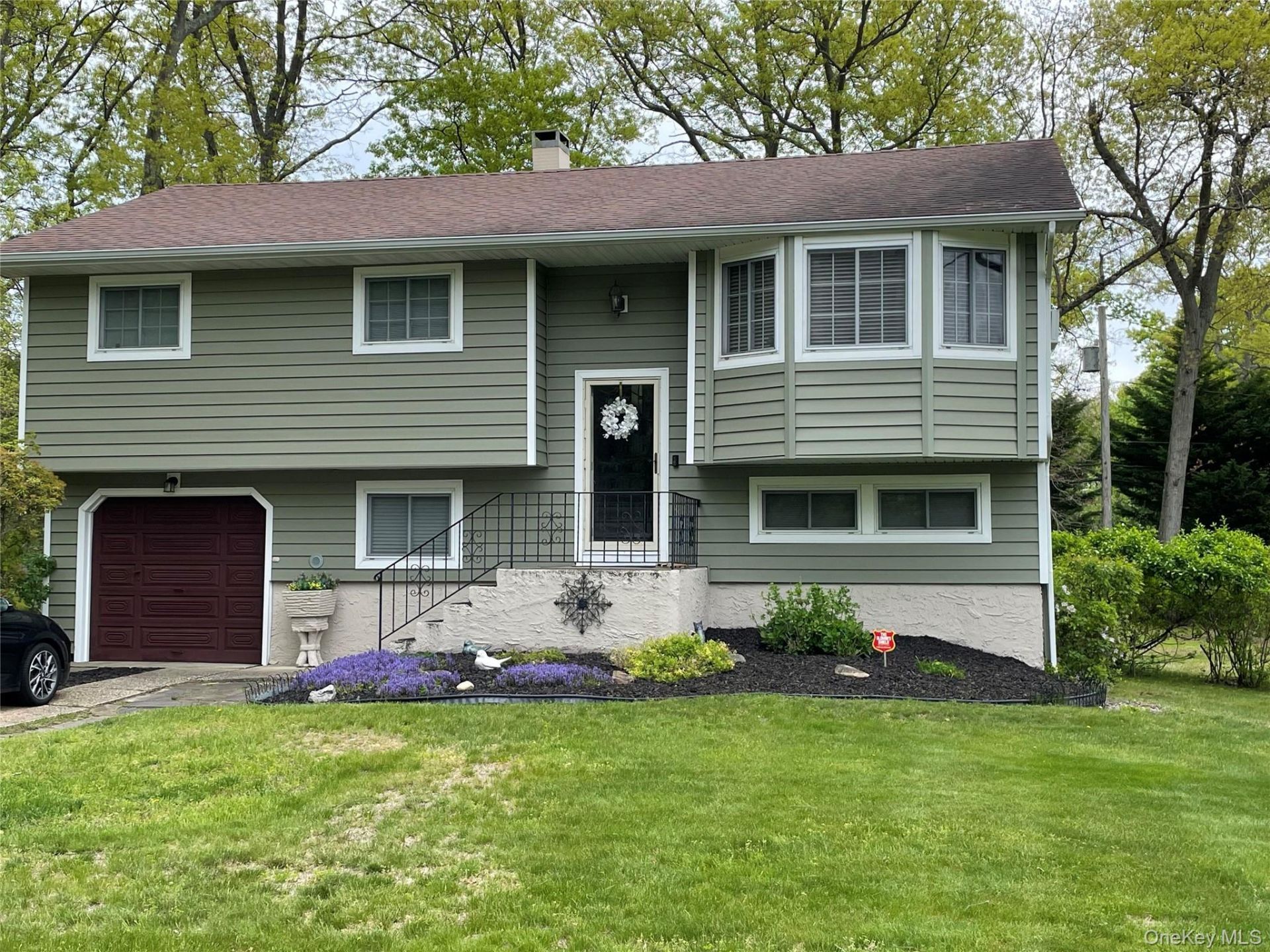 247 Bow Drive, Hauppauge, NY 11788 Main Photo