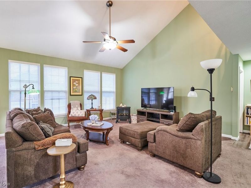 572 Colonial Drive, Painesville, OH 44077 Photo 2