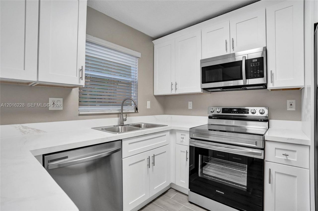 17043 NW 22nd St, Pembroke Pines, FL 33028 Photo