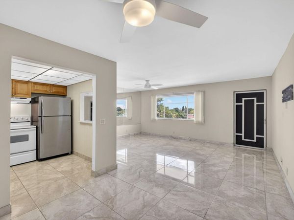 300 S Village Green Cir Circle S, Unit 420, Palm Springs, FL 33461