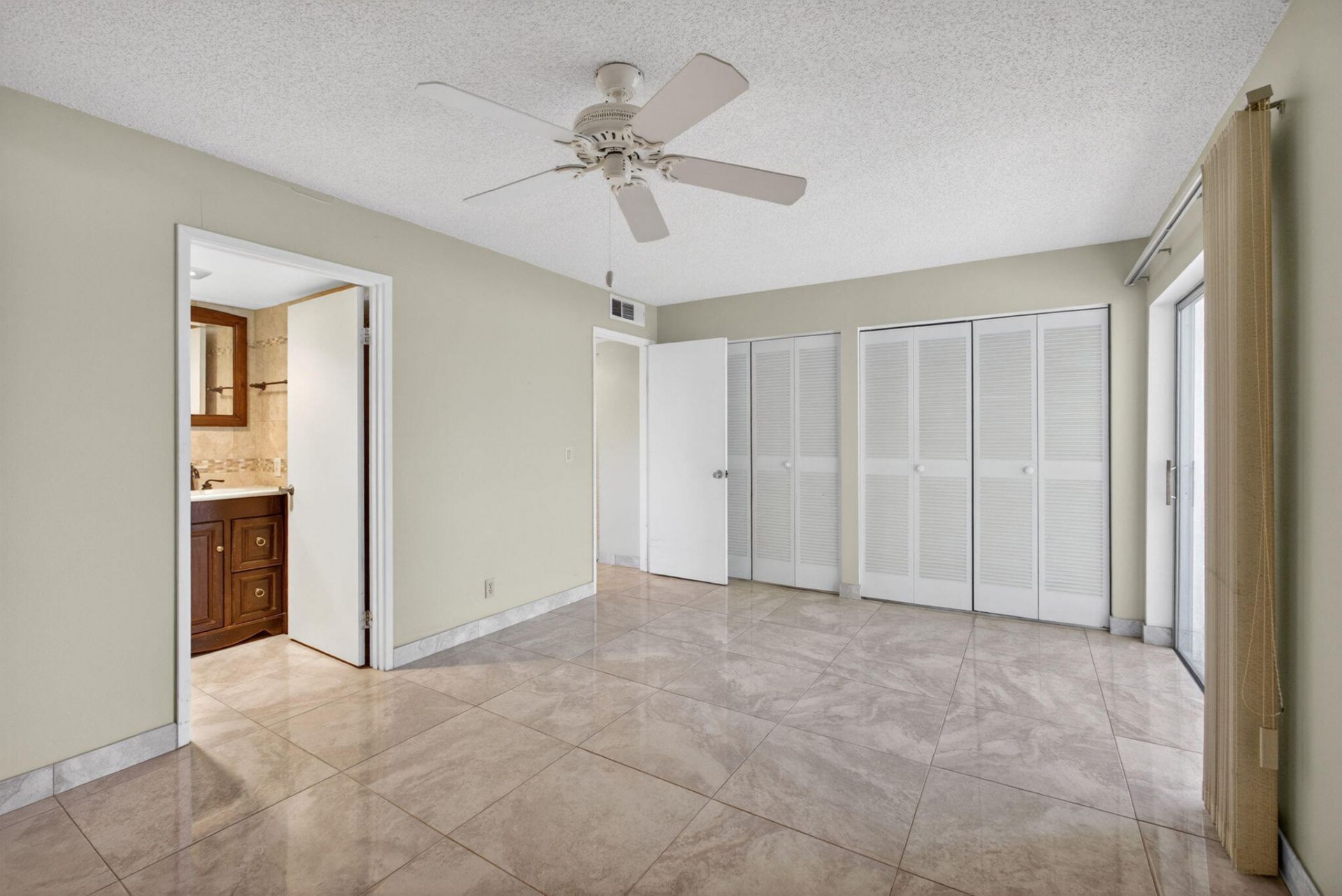 300 S Village Green Cir Circle S, Unit 420, Palm Springs, FL 33461 Photo