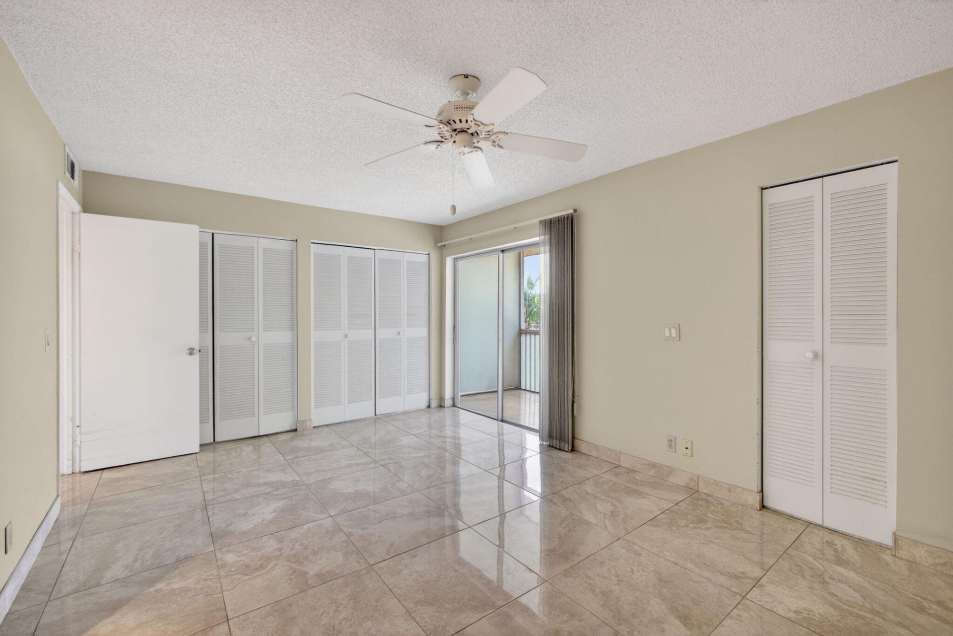 300 S Village Green Cir Circle S, Unit 420, Palm Springs, FL 33461 Photo