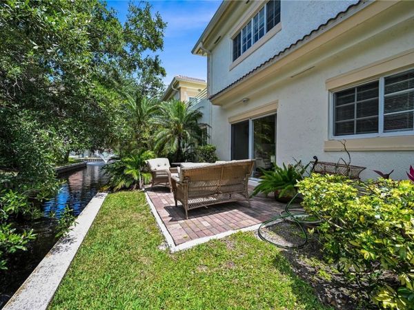 568 7th Square, Unit 101, Vero Beach, FL 32962