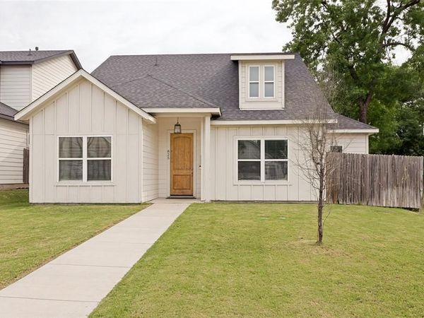 825 E Powell Avenue , Fort Worth, TX 76104