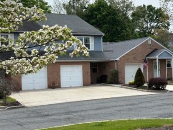 7 Esther Ct, Lebanon, NJ 08833