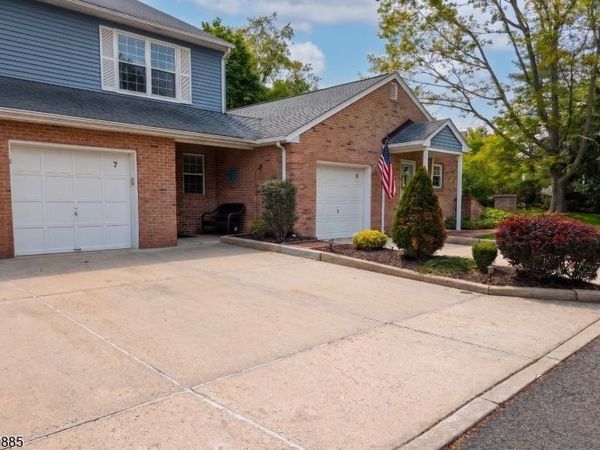 7 Esther Ct, Lebanon, NJ 08833