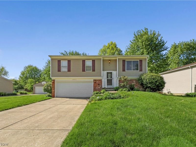 26917 Oxford Park Lane, Olmsted Township, OH 44138 Photo 2