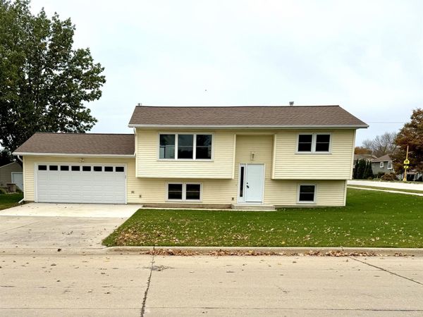 1 S Western Avenue, New Hampton, IA 50659