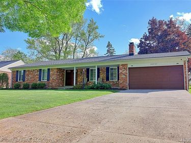 36927 Heatherton Drive, Farmington, MI 48335