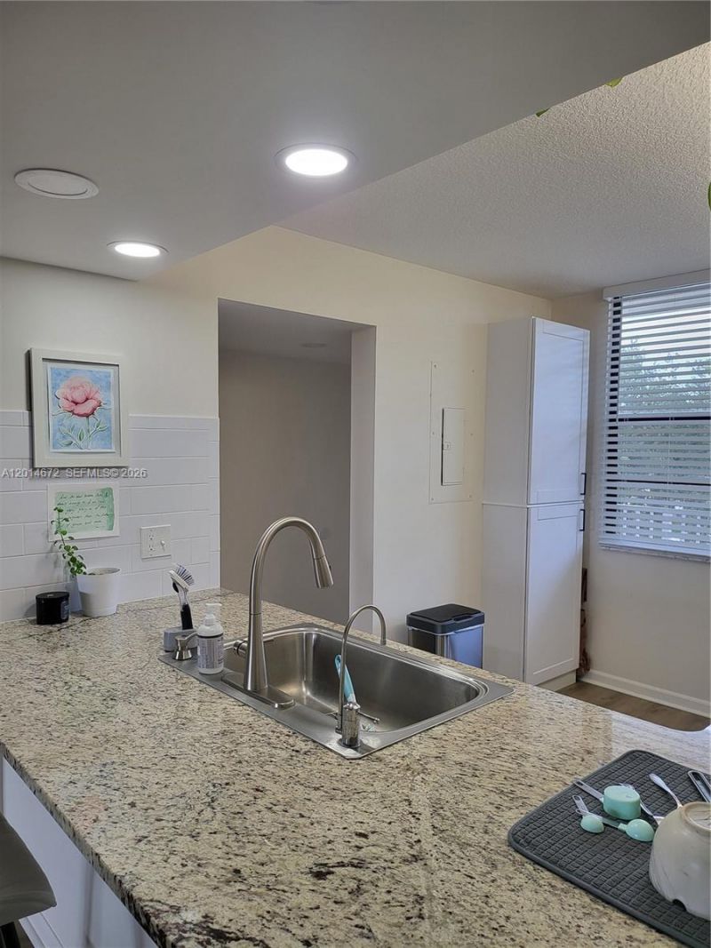 3640 Whitehall Dr , Unit 406, West Palm Beach, FL 33401 Photo