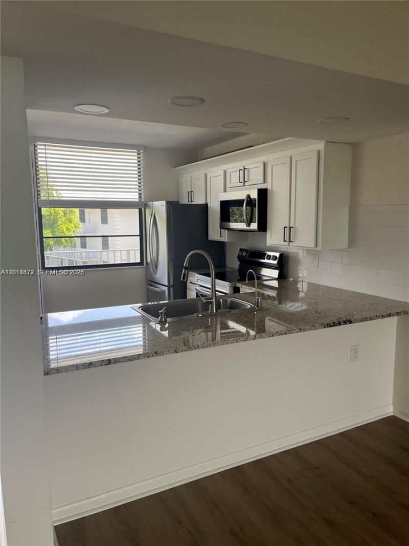 3640 Whitehall Dr , Unit 406, West Palm Beach, FL 33401 Photo