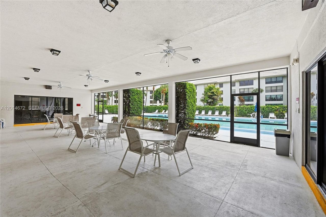 3640 Whitehall Dr, Unit 406, West Palm Beach, FL 33401 Photo