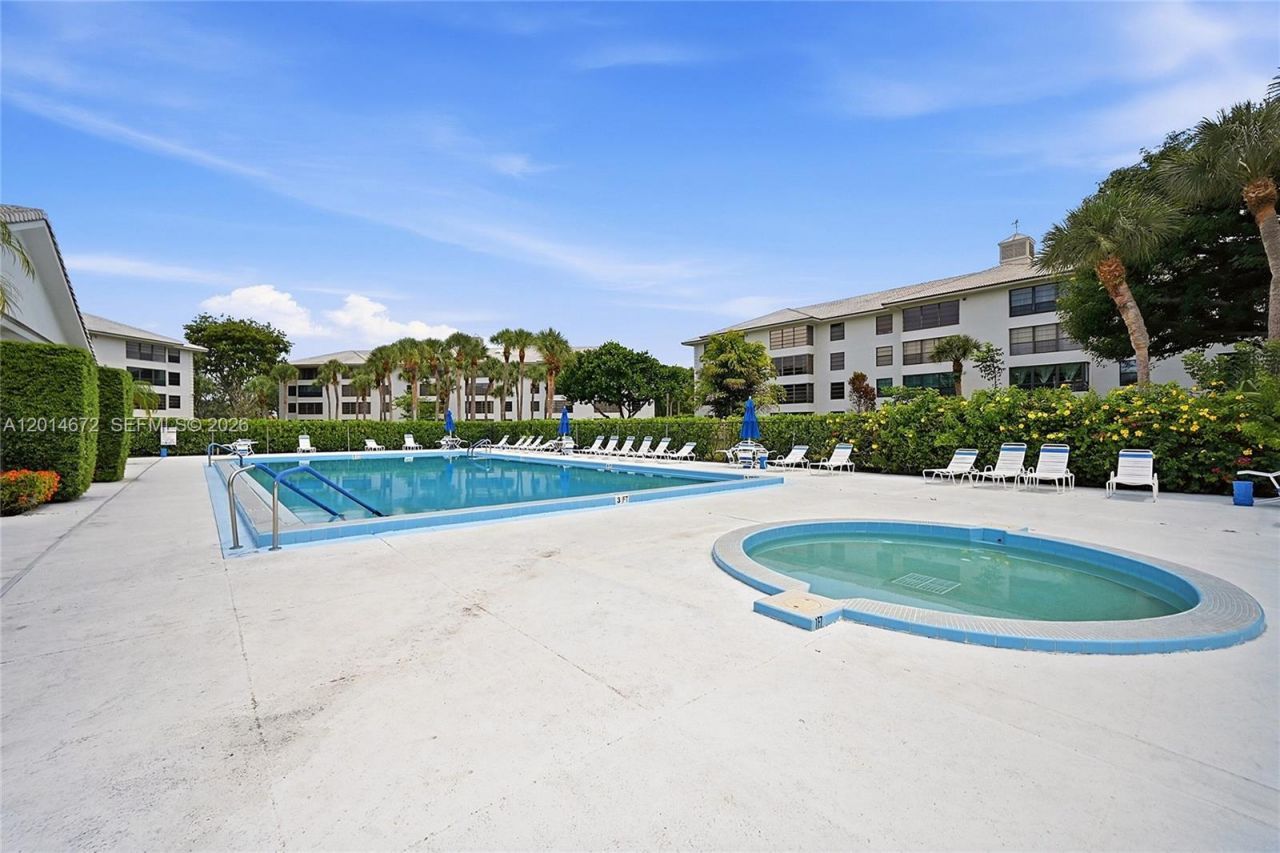 3640 Whitehall Dr, Unit 406, West Palm Beach, FL 33401 Photo
