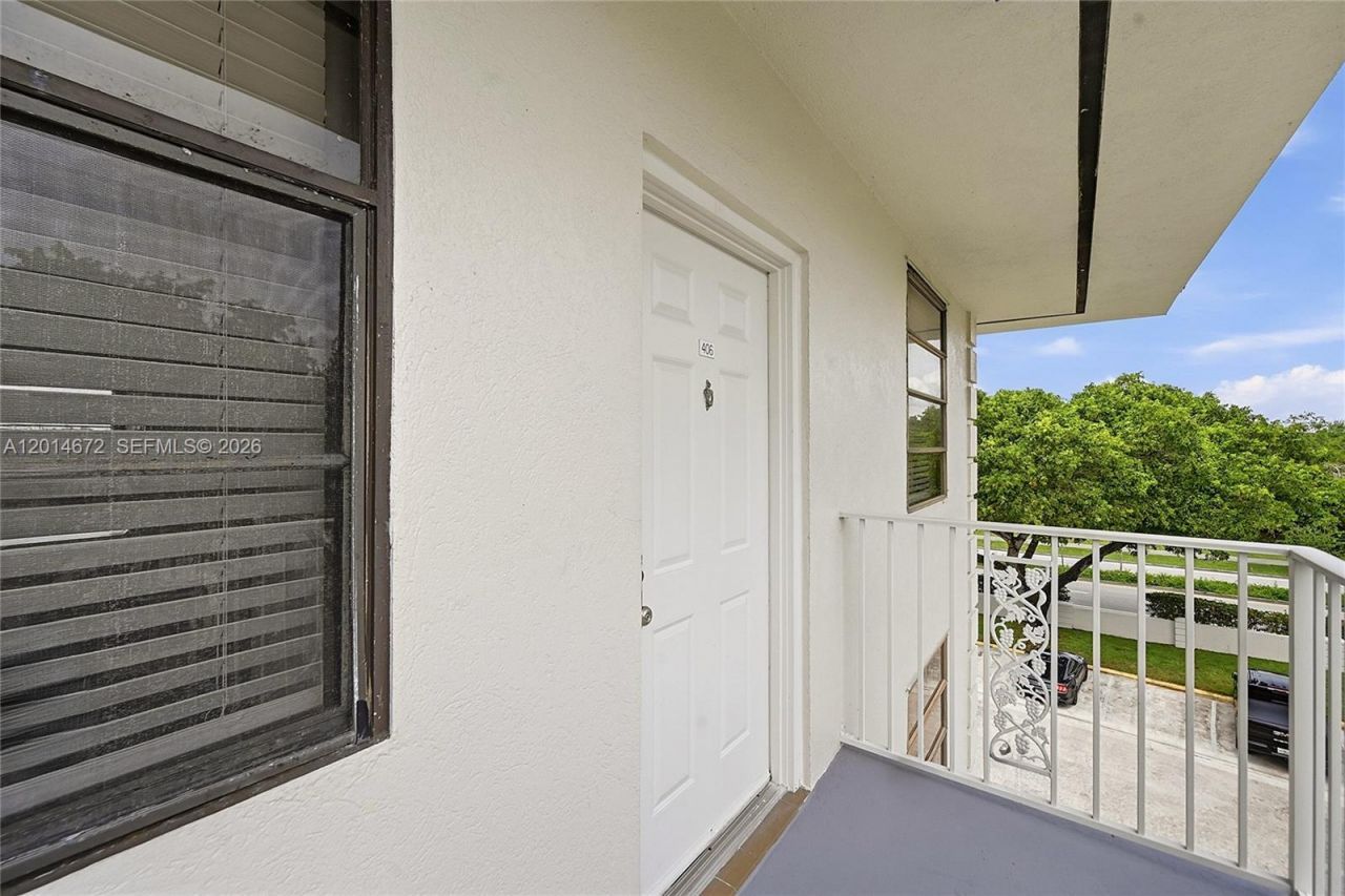 3640 Whitehall Dr, Unit 406, West Palm Beach, FL 33401 Photo