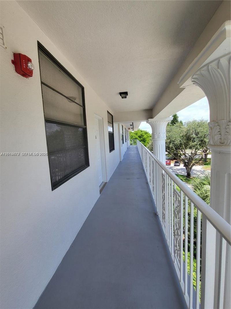 3640 Whitehall Dr , Unit 406, West Palm Beach, FL 33401 Photo