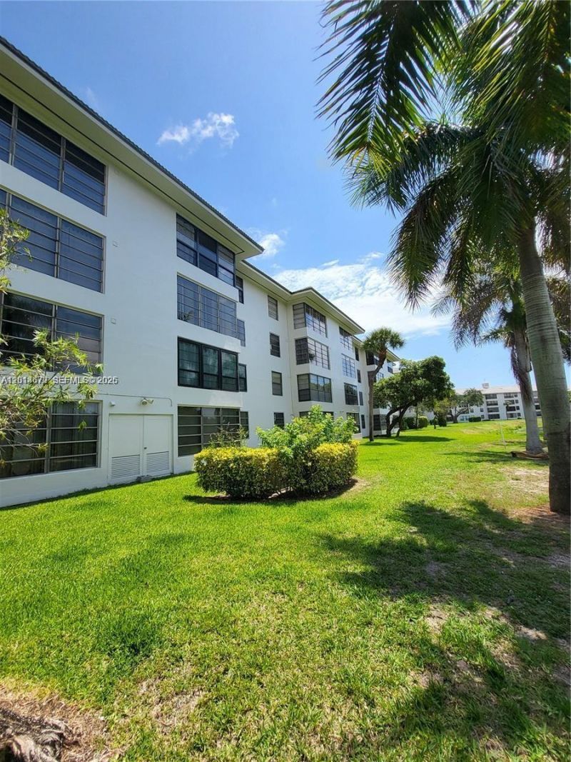 3640 Whitehall Dr , Unit 406, West Palm Beach, FL 33401 Photo