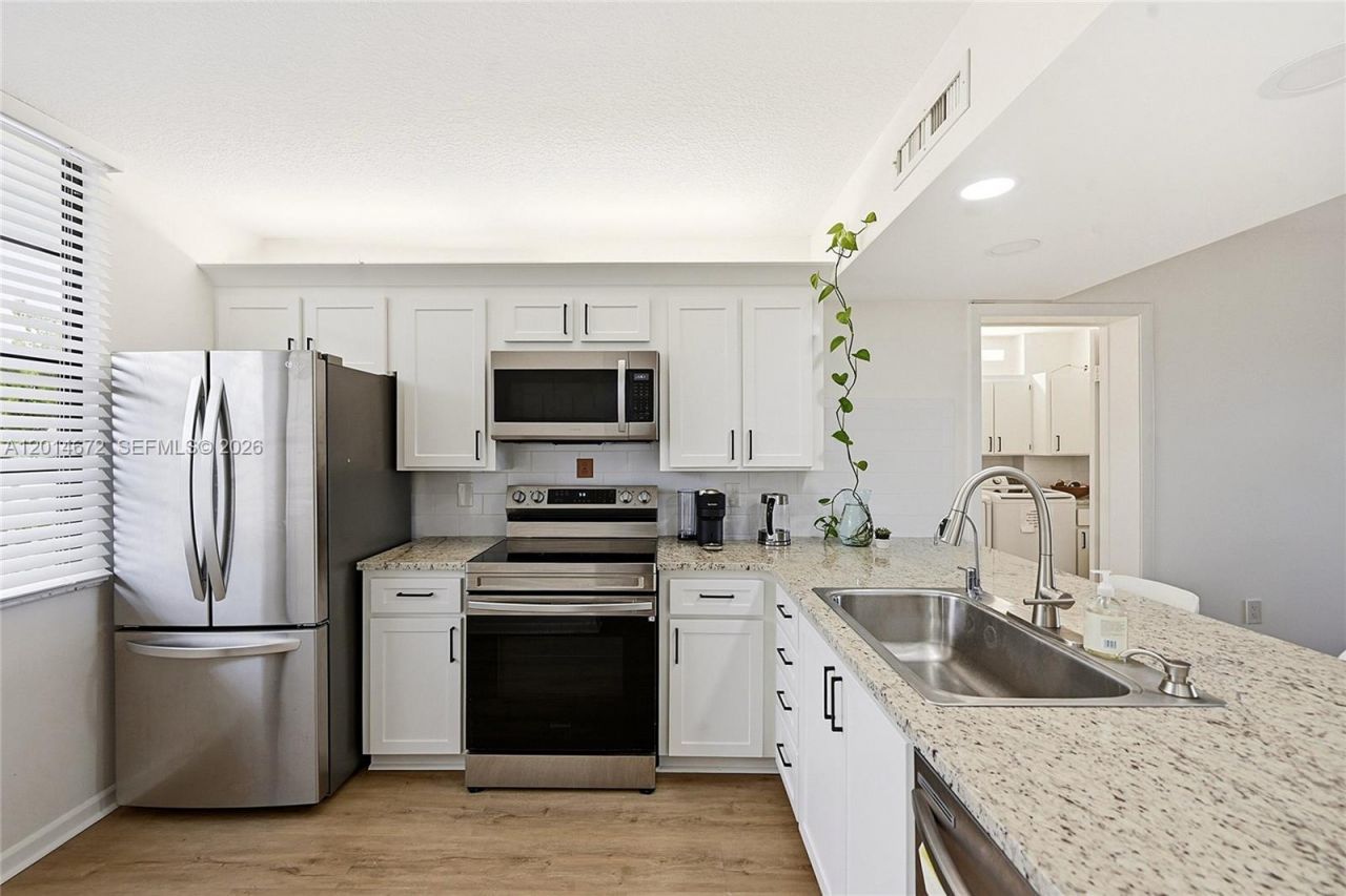 3640 Whitehall Dr, Unit 406, West Palm Beach, FL 33401 Photo