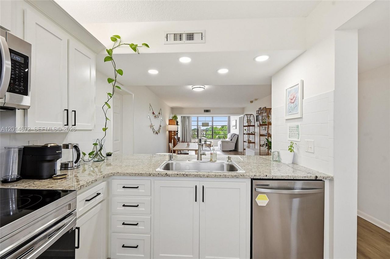 3640 Whitehall Dr, Unit 406, West Palm Beach, FL 33401 Photo