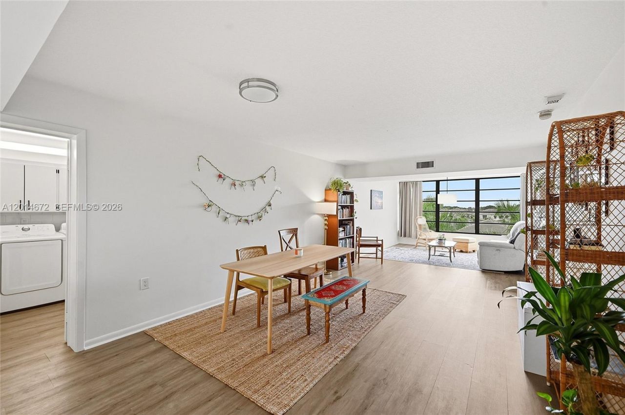 3640 Whitehall Dr, Unit 406, West Palm Beach, FL 33401 Photo