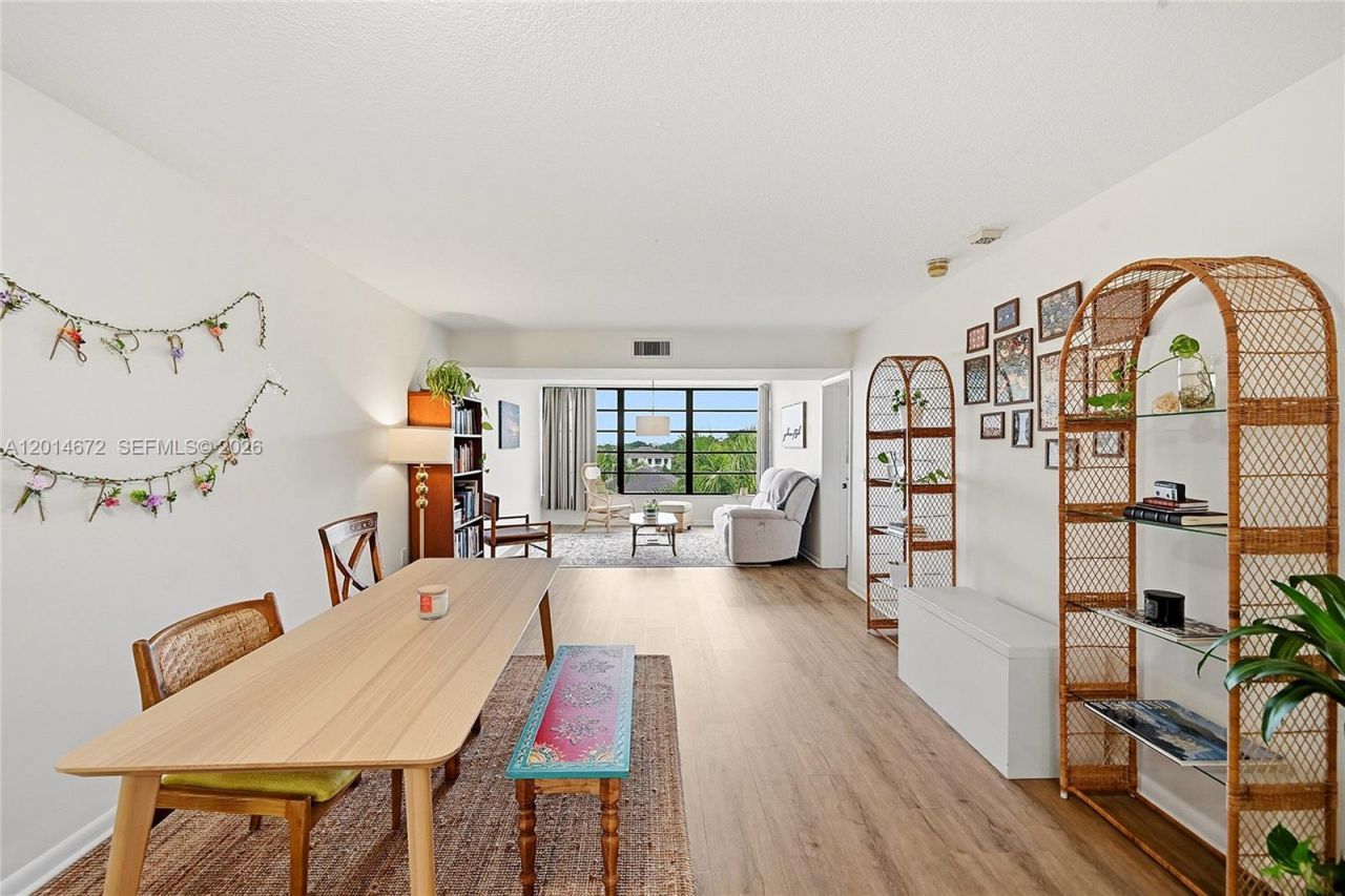 3640 Whitehall Dr, Unit 406, West Palm Beach, FL 33401 Photo