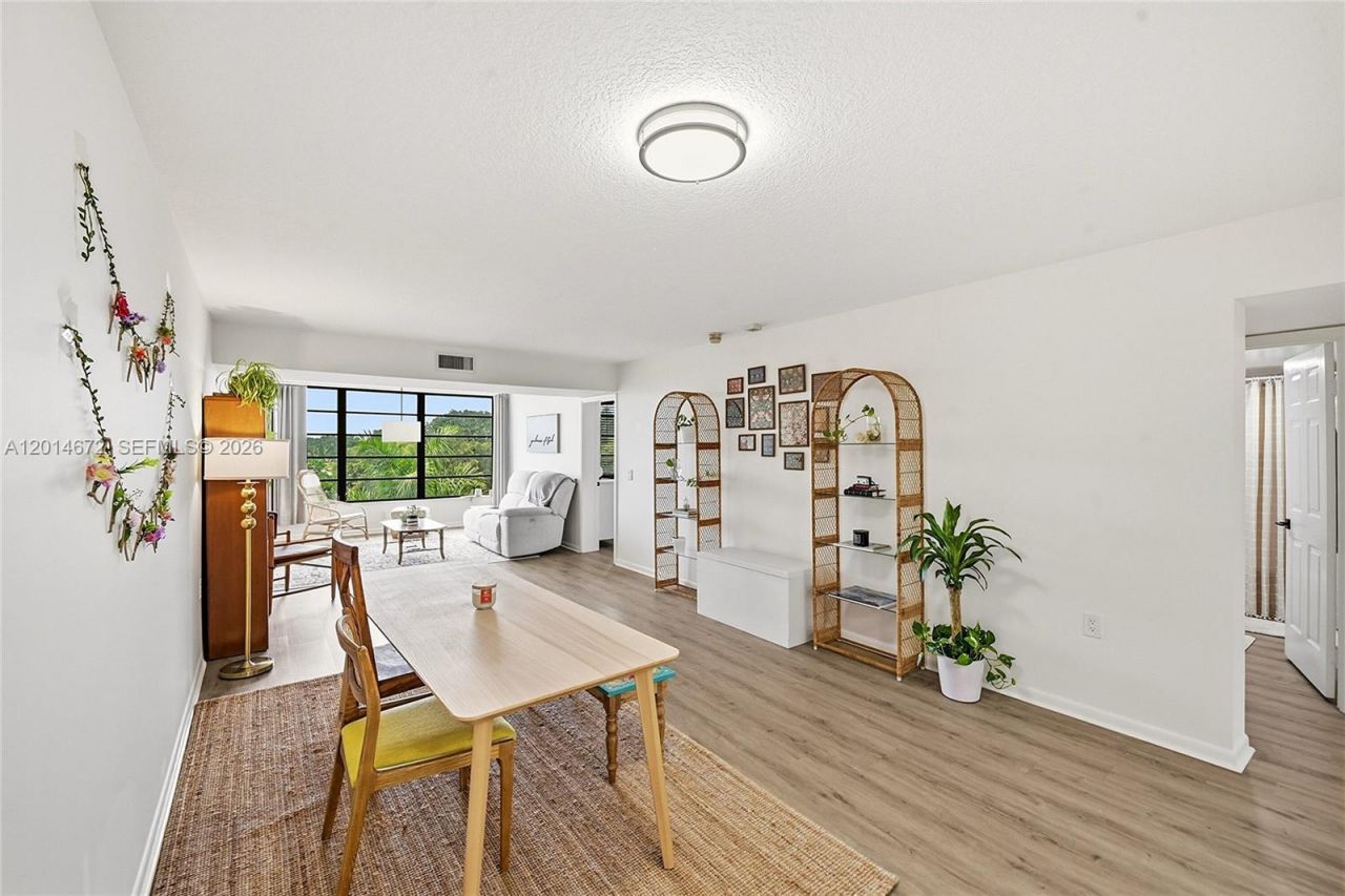 3640 Whitehall Dr, Unit 406, West Palm Beach, FL 33401 Photo