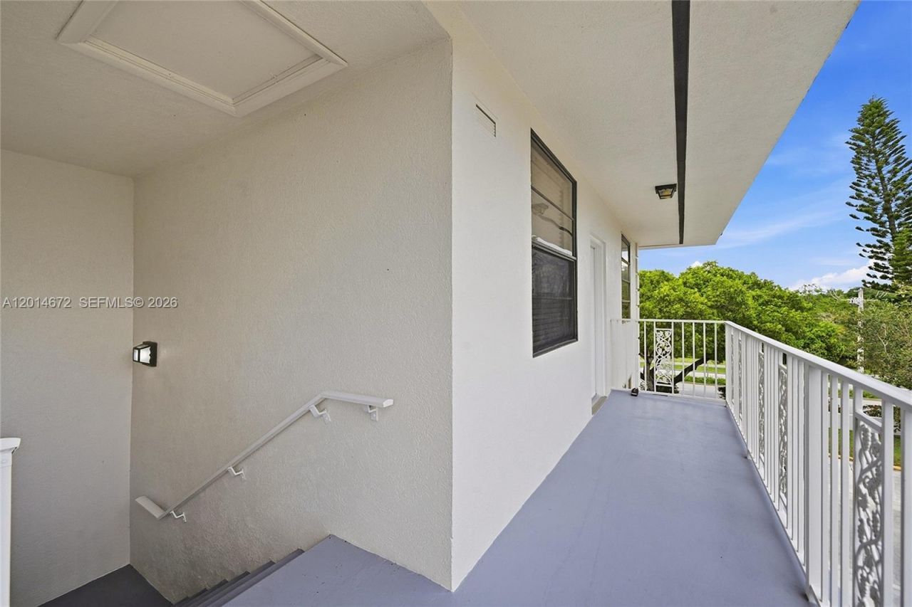 3640 Whitehall Dr, Unit 406, West Palm Beach, FL 33401 Photo