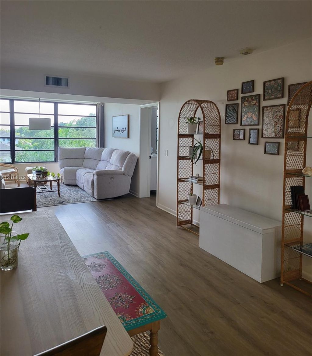 3640 Whitehall Dr , Unit 406, West Palm Beach, FL 33401 Photo