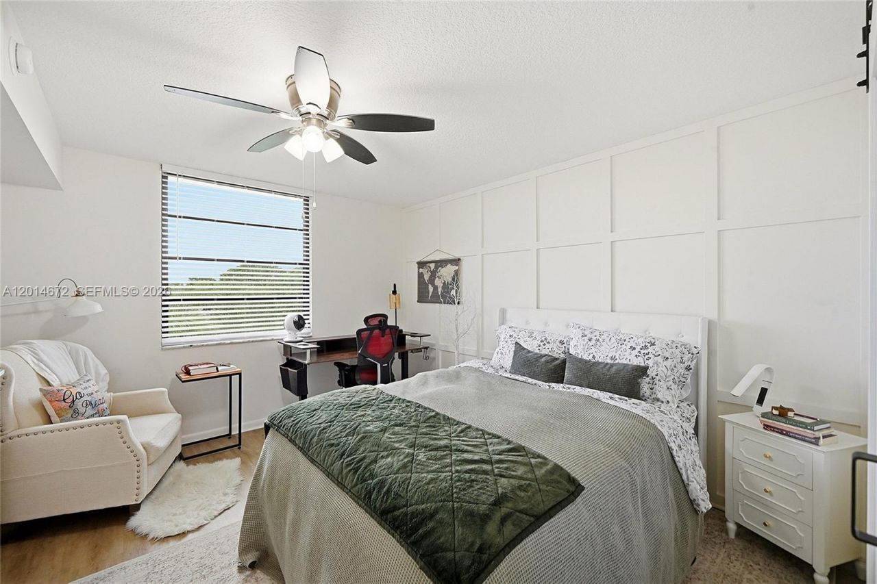 3640 Whitehall Dr, Unit 406, West Palm Beach, FL 33401 Photo
