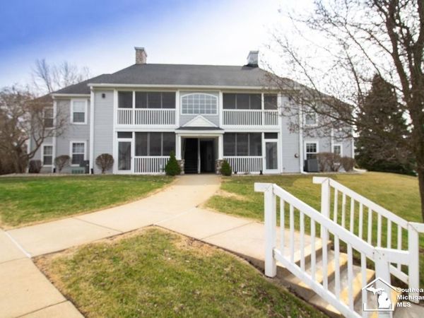 795 W Barrington Court, Jackson, MI 49203