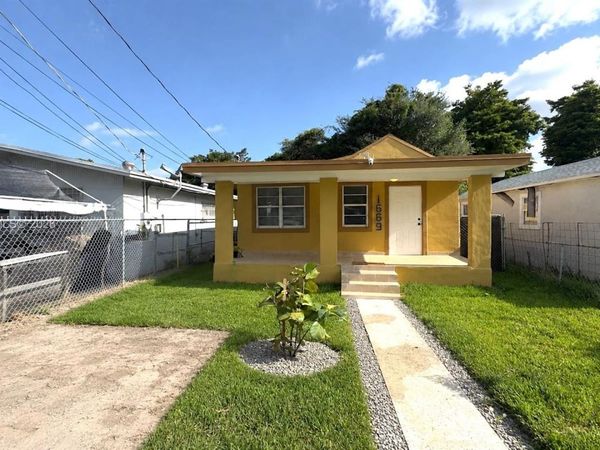 1669 NW 70th St , Miami, FL 33147