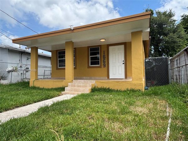 1669 NW 70th St , Miami, FL 33147