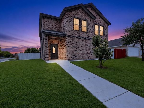 800 Oak Creek Drive , Hutchins, TX 75141