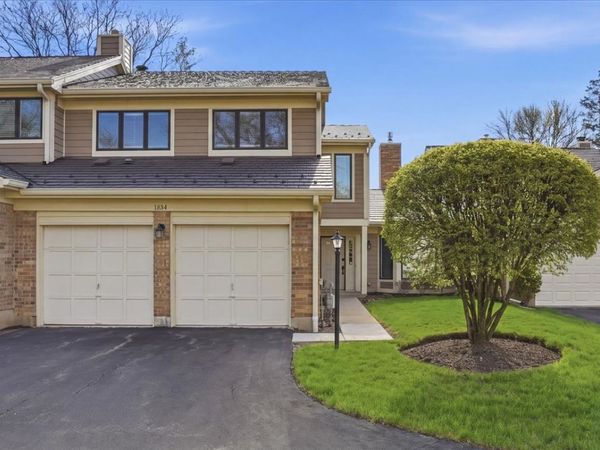 1204 Chatham Court, Unit 1204, Libertyville, IL 60048