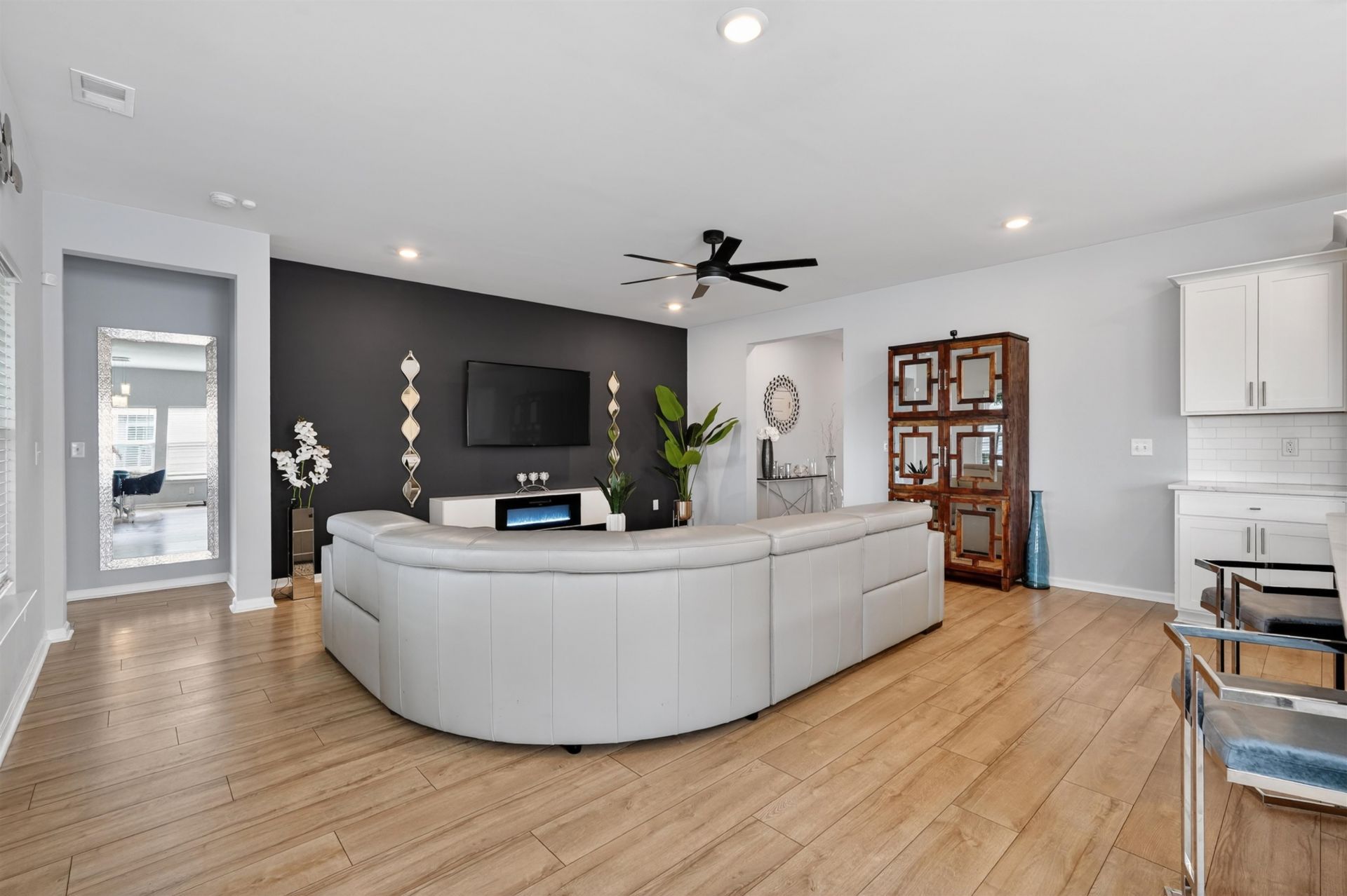 3045 Sistine St. Photo 18