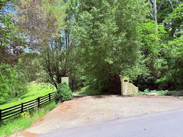 360 New Cut Road , Bowling Green, KY 42103