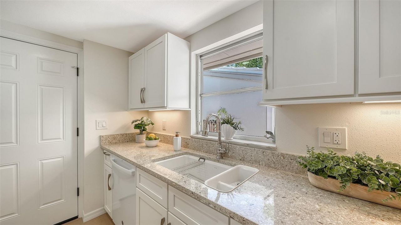 239 Hourglass Way, Unit V7, Sarasota, FL 34242 Photo