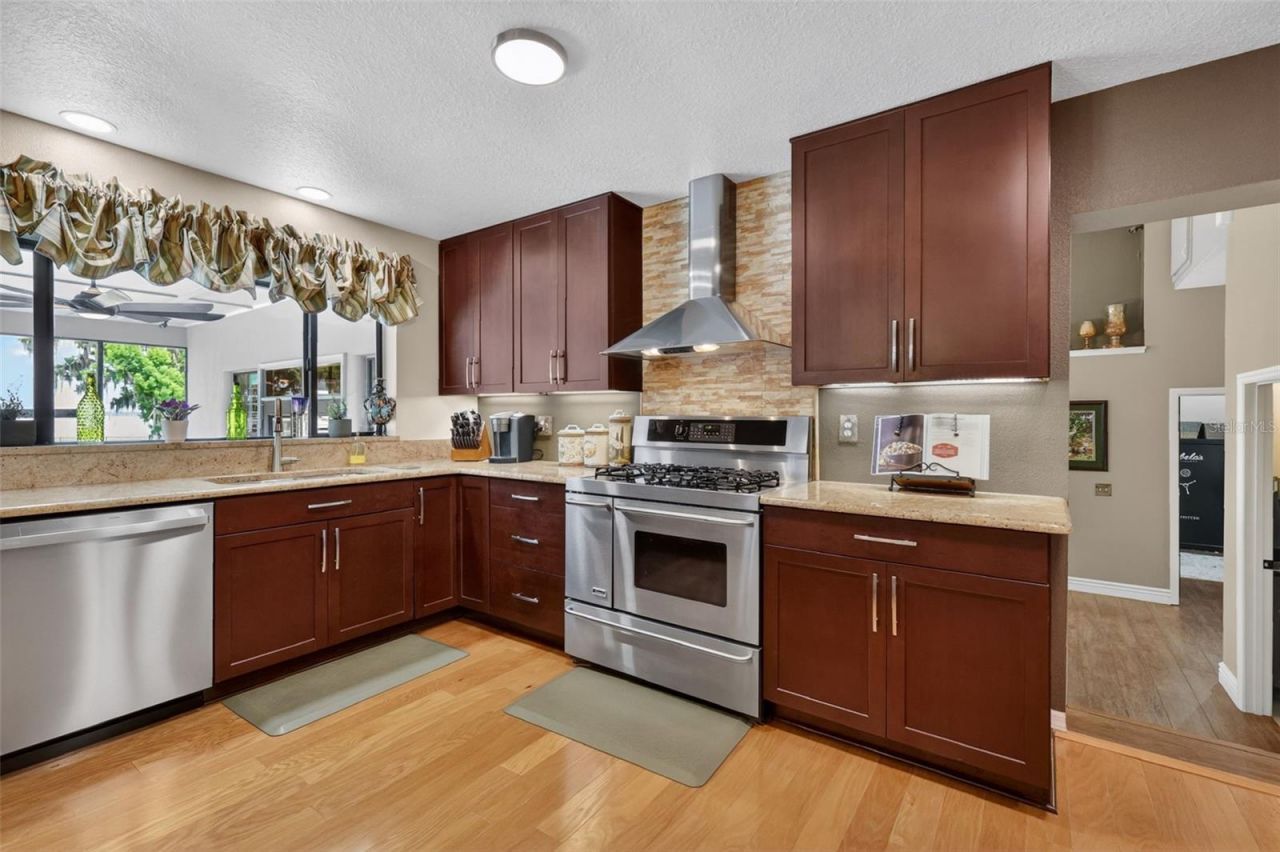 32739 Lake Eustis Drive, Tavares, FL 32778 Photo