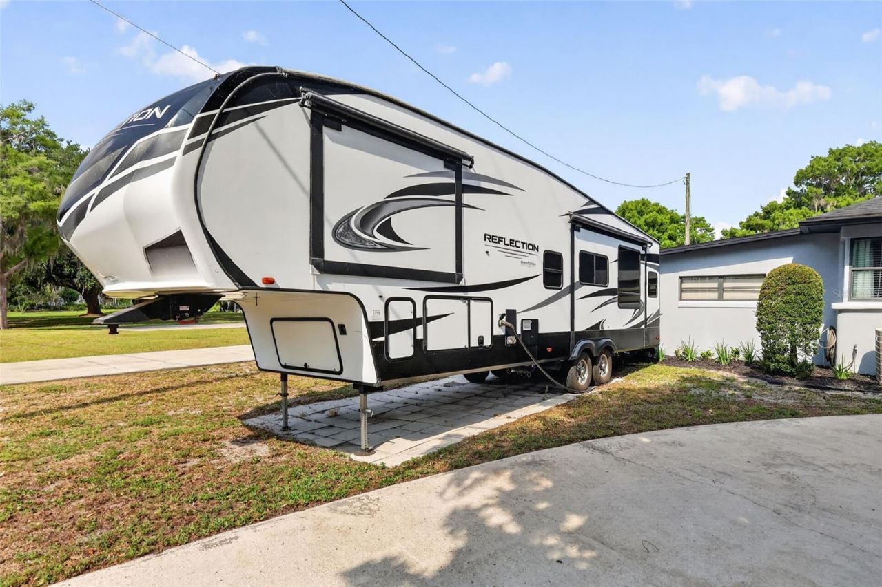 32739 Lake Eustis Drive, Tavares, FL 32778 Photo