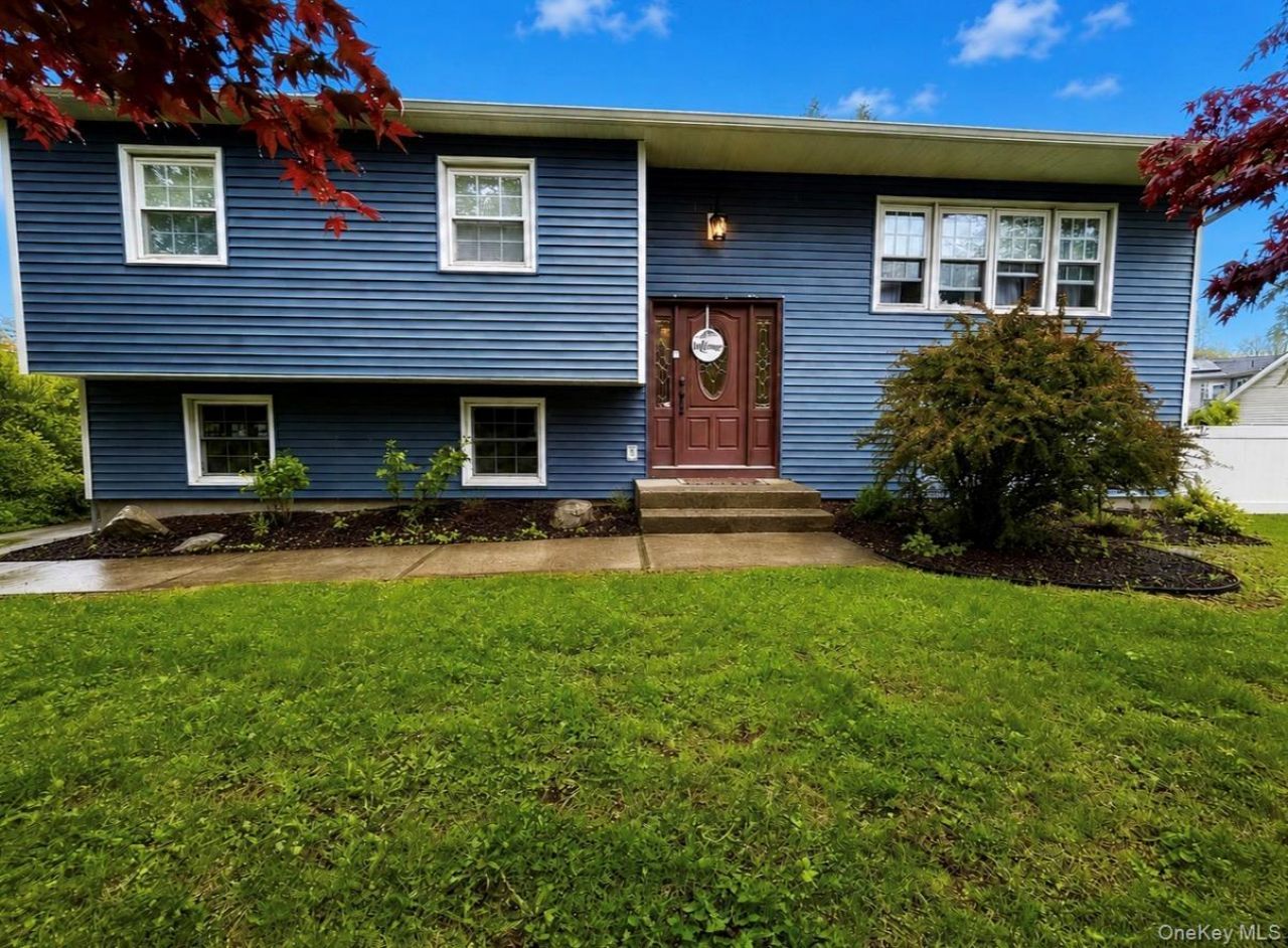 136 Snow Bunting Court , Montgomery, NY 12549 Main Photo