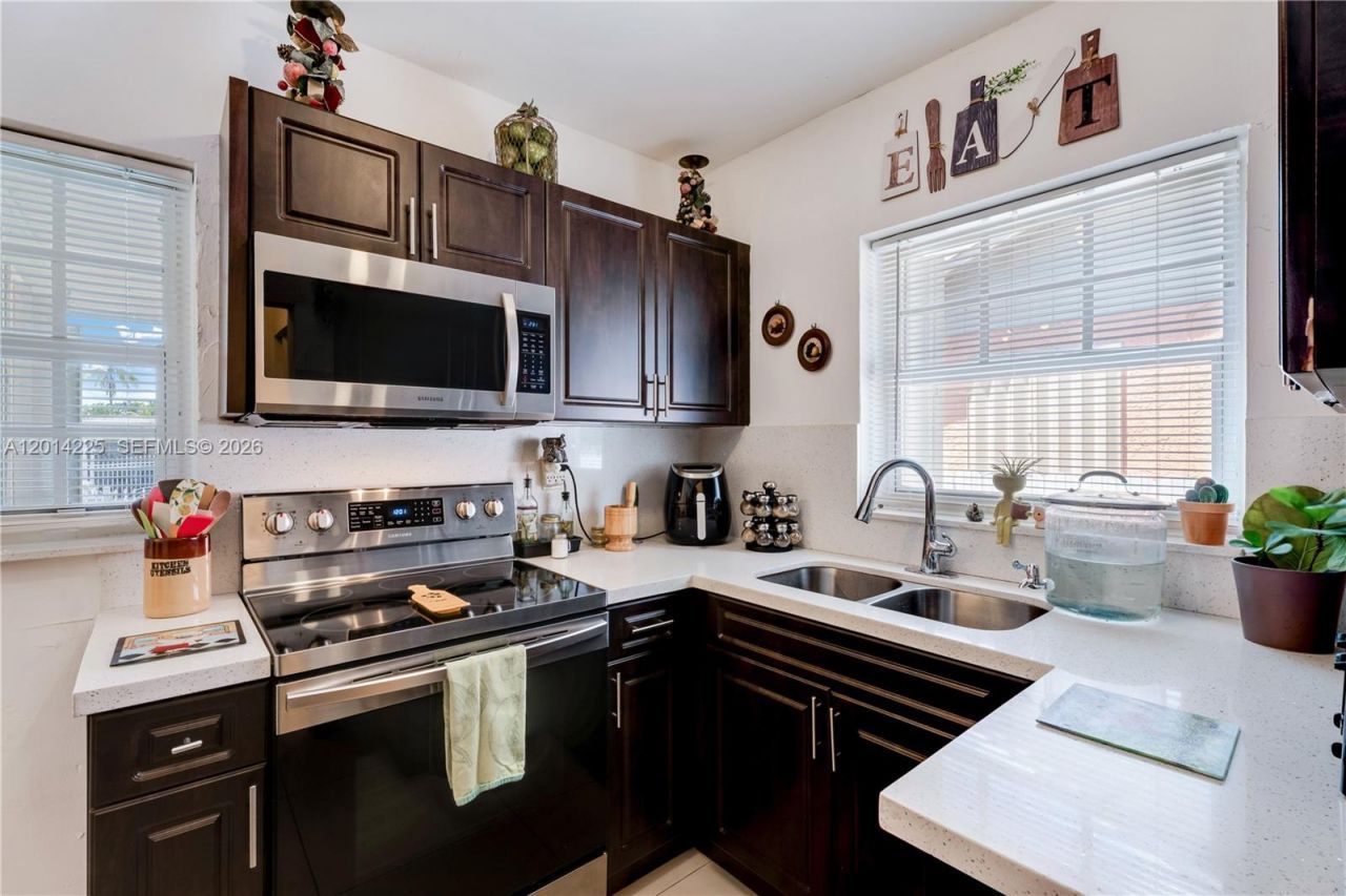 1059 NW 77th St , Miami, FL 33150 Photo