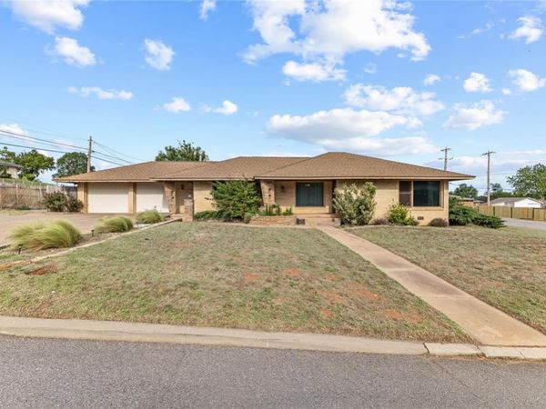 1106 N Caddo Street, Weatherford, OK 73096
