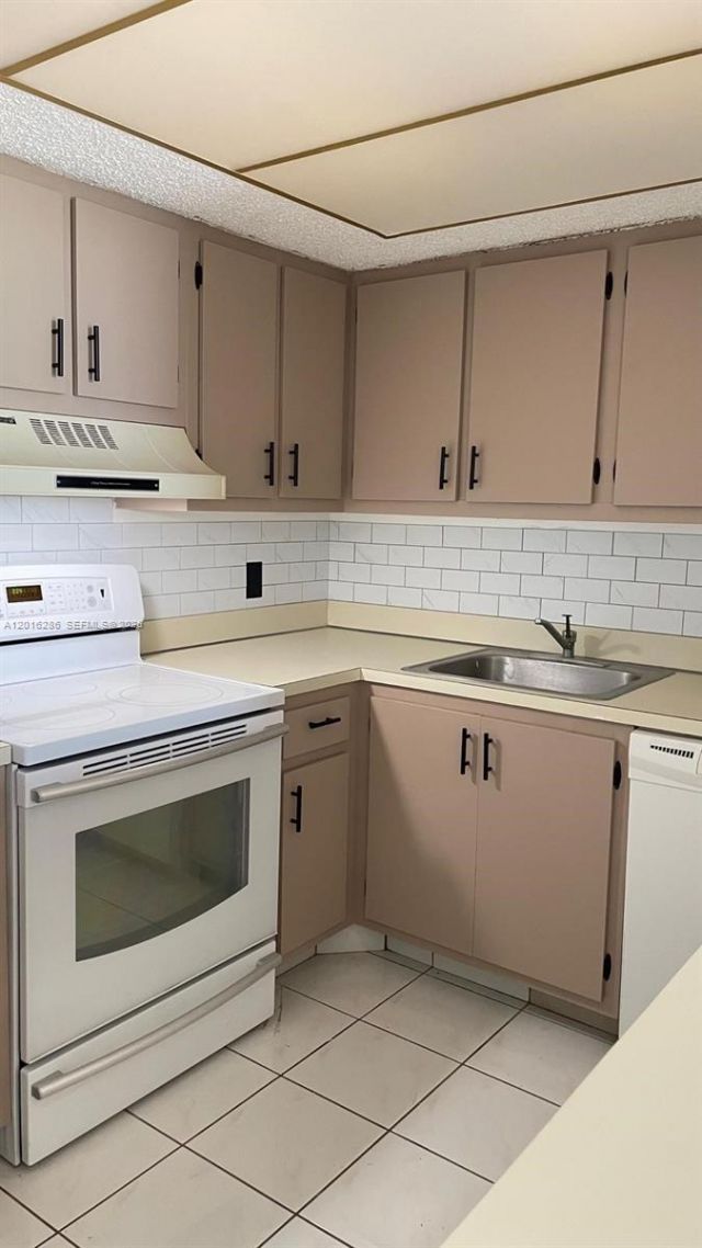 5550 NW 44th St , Unit 407B, Lauderhill, FL 33319 Photo