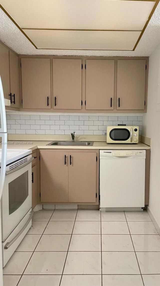 5550 NW 44th St , Unit 407B, Lauderhill, FL 33319 Photo